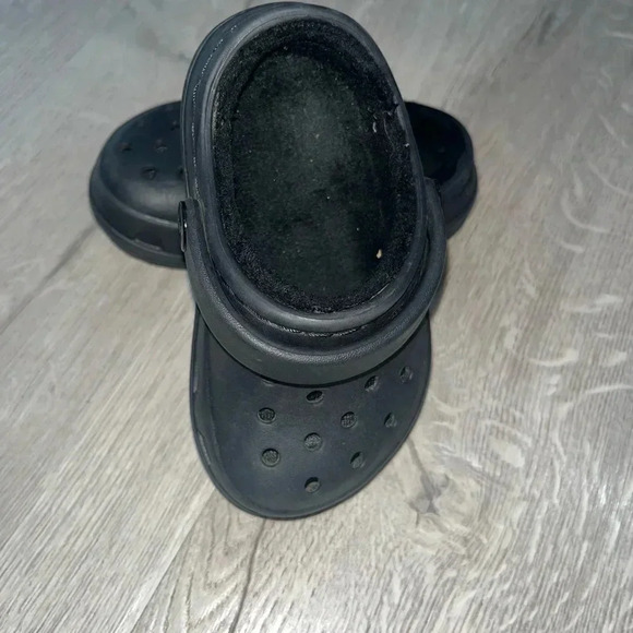 Child’s crocs/sz6 - Picture 2 of 4